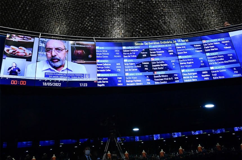 Senado aprova pena maior para injúria racial em eventos esportivos e no humor  